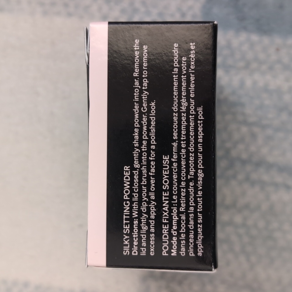 Mary Kay Silky Setting Powder - Picture 2 of 4